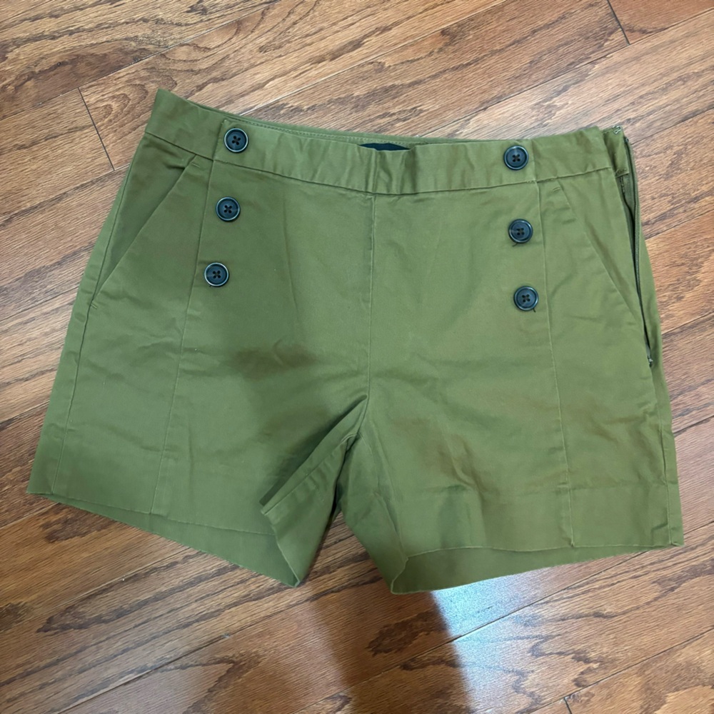 BANANA REPUBLIC green shorts